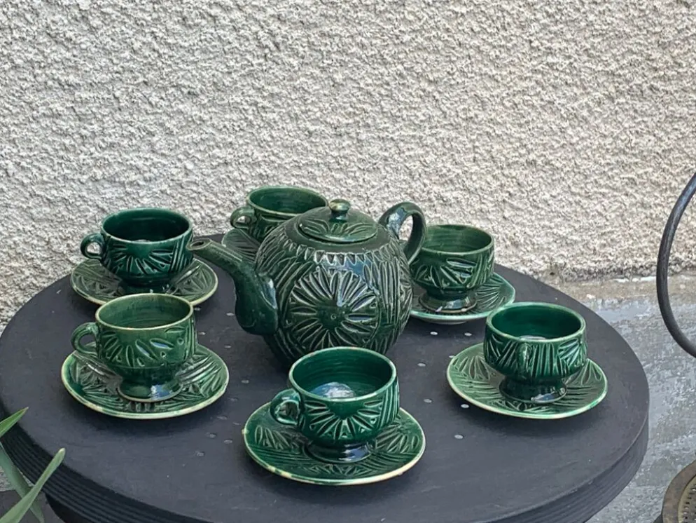 Service à the en céramique émaillée vert ciselé et vintage