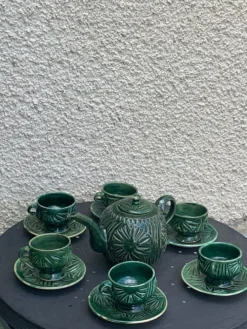 Service à the en céramique émaillée vert ciselé et vintage