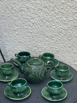 Service à the en céramique émaillée vert ciselé et vintage