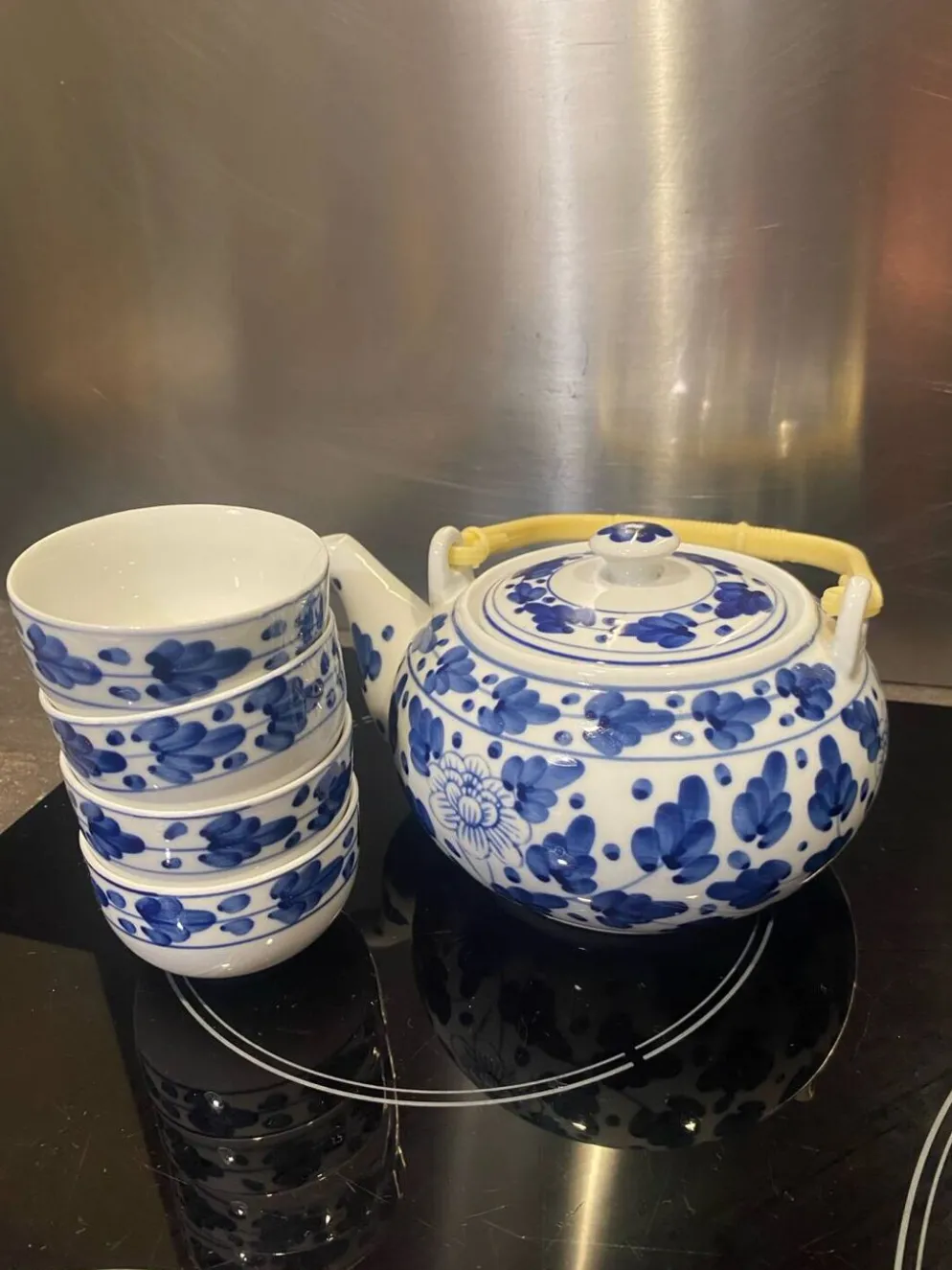 Service à thé en céramique bleue et blanche