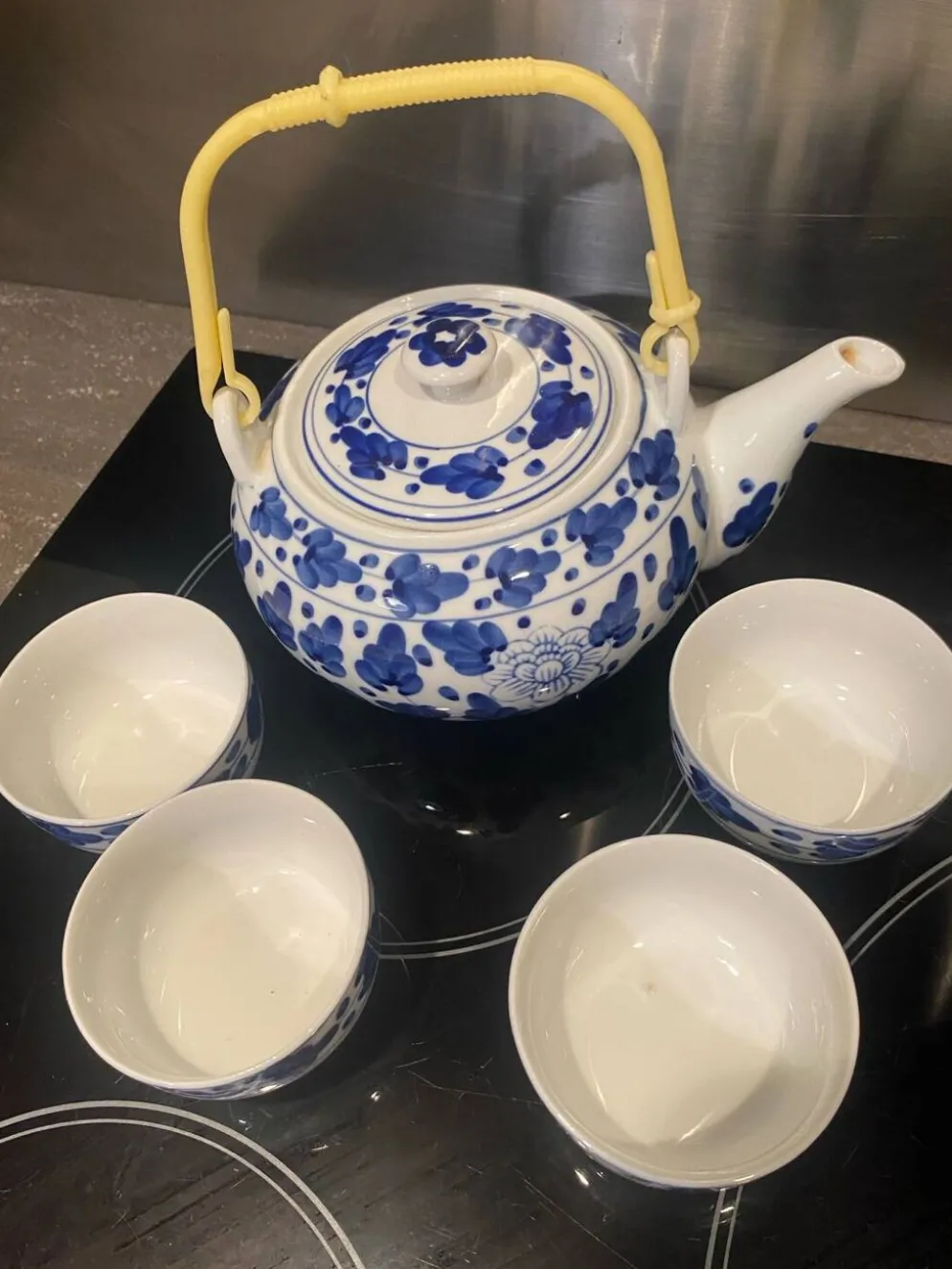 Service à thé en céramique bleue et blanche