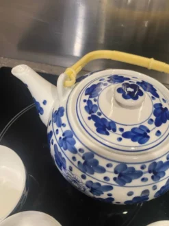 Service à thé en céramique bleue et blanche