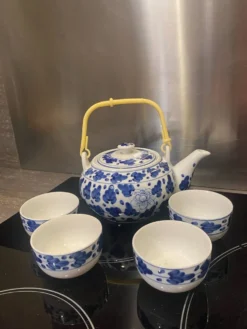 Service à thé en céramique bleue et blanche