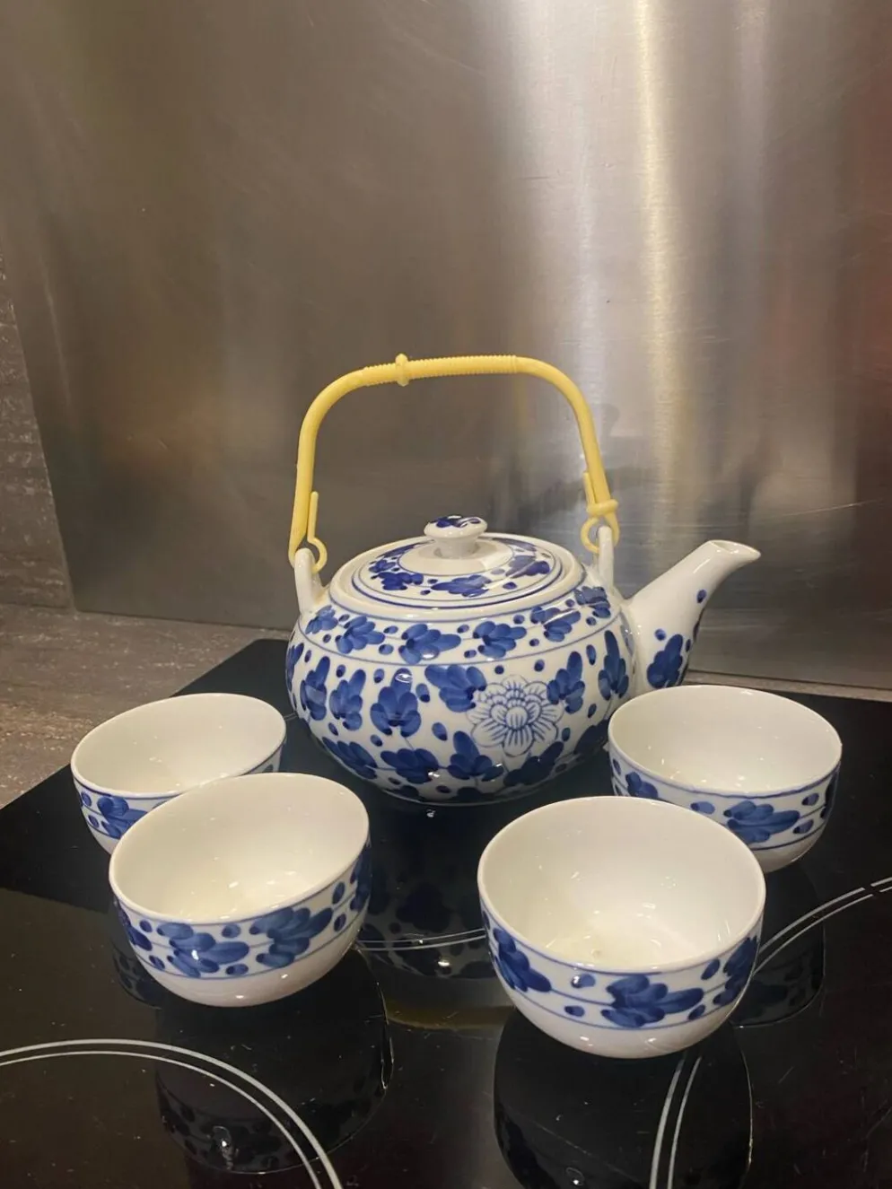 Service à thé en céramique bleue et blanche