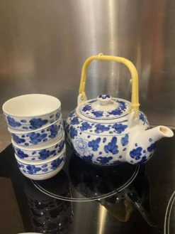Service à thé en céramique bleue et blanche