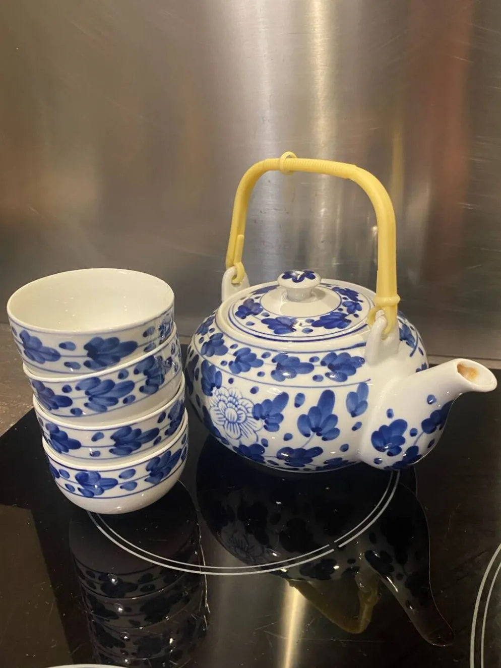 Service à thé en céramique bleue et blanche