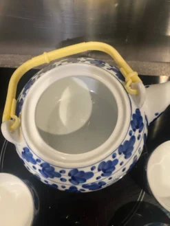 Service à thé en céramique bleue et blanche