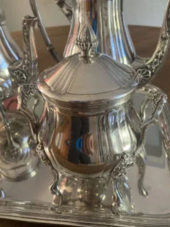 Service à thé et à café sur son plateau - 5 pièces en métal argenté - Deetjen