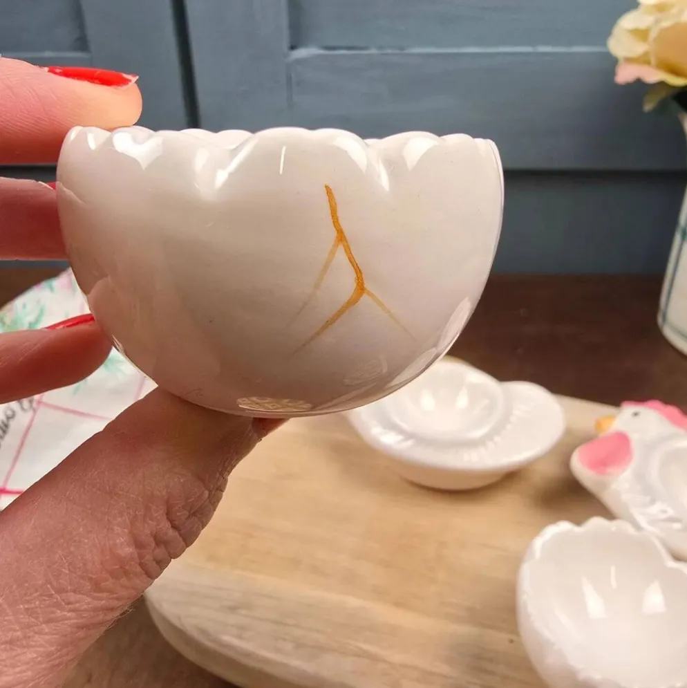 Service à œufs vintage pour 2 : Coquetiers poules & coquilles + bonnets en tissu