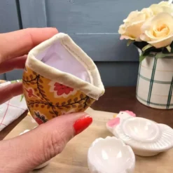 Service à œufs vintage pour 2 : Coquetiers poules & coquilles + bonnets en tissu