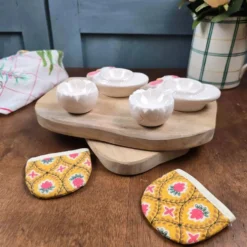 Service à œufs vintage pour 2 : Coquetiers poules & coquilles + bonnets en tissu