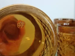 Service vintage Bormioli Rocco – carafe et 5 verres ambrés