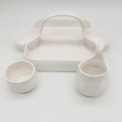 Service vintage façon panier à fraises, avec sucrier et pot à lait.