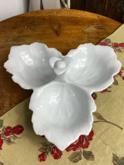 Serviteur compartimenté, forme feuillage, porcelaine, Bavaria