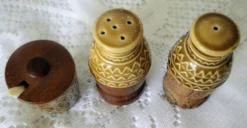 Set condiments sel poivre moutarde céramique et bois