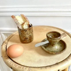 Set coquetier et godet en grès pyrité