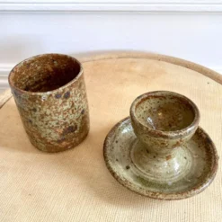 Set coquetier et godet en grès pyrité