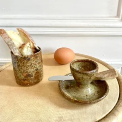 Set coquetier et godet en grès pyrité