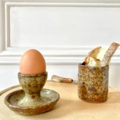 Set coquetier et godet en grès pyrité