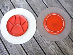 Set de 6 assiettes compartimentées en grès émaillé rouge
