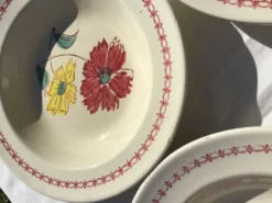 Set de 8 assiettes creuses fleurs bordeaux et jaune