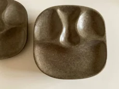 Set de 8 assiettes de potier en grès mid century modern à identifier