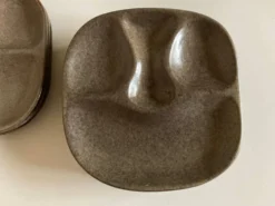 Set de 8 assiettes de potier en grès mid century modern à identifier