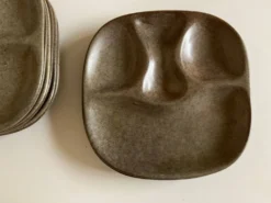 Set de 8 assiettes de potier en grès mid century modern à identifier
