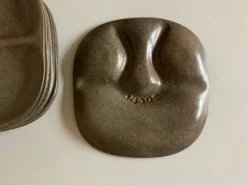 Set de 8 assiettes de potier en grès mid century modern à identifier