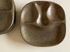 Set de 8 assiettes de potier en grès mid century modern à identifier