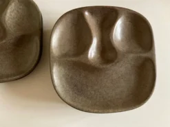Set de 8 assiettes de potier en grès mid century modern à identifier