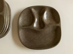 Set de 8 assiettes de potier en grès mid century modern à identifier