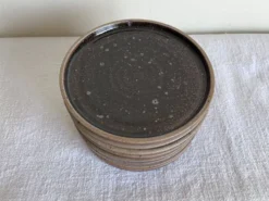 Set de 8 assiettes de potier en grès noir