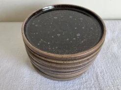 Set de 8 assiettes de potier en grès noir