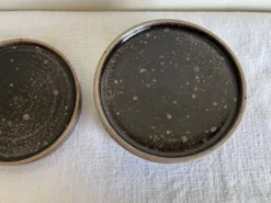 Set de 8 assiettes de potier en grès noir