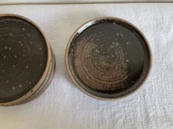 Set de 8 assiettes de potier en grès noir