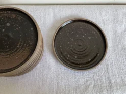 Set de 8 assiettes de potier en grès noir