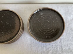 Set de 8 assiettes de potier en grès noir
