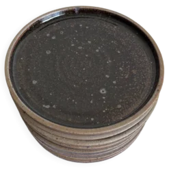 Set de 8 assiettes de potier en grès noir