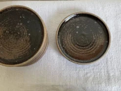 Set de 8 assiettes de potier en grès noir