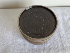 Set de 8 assiettes de potier en grès noir