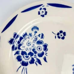 Set de 6 assiettes à dessert demi-porcelaine Badonviller, motif fleurs bleu, début XXe