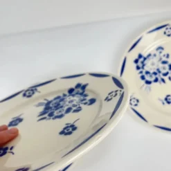 Set de 6 assiettes à dessert demi-porcelaine Badonviller, motif fleurs bleu, début XXe