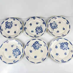 Set de 6 assiettes à dessert demi-porcelaine Badonviller, motif fleurs bleu, début XXe