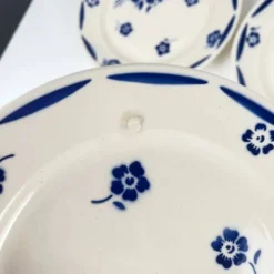 Set de 6 assiettes à dessert demi-porcelaine Badonviller, motif fleurs bleu, début XXe