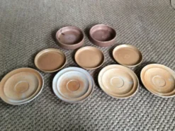 Set de 9 assiettes en grès