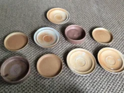 Set de 9 assiettes en grès