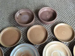 Set de 9 assiettes en grès