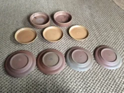 Set de 9 assiettes en grès