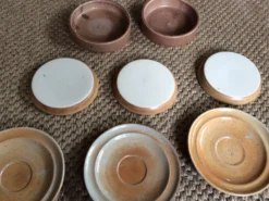 Set de 9 assiettes en grès